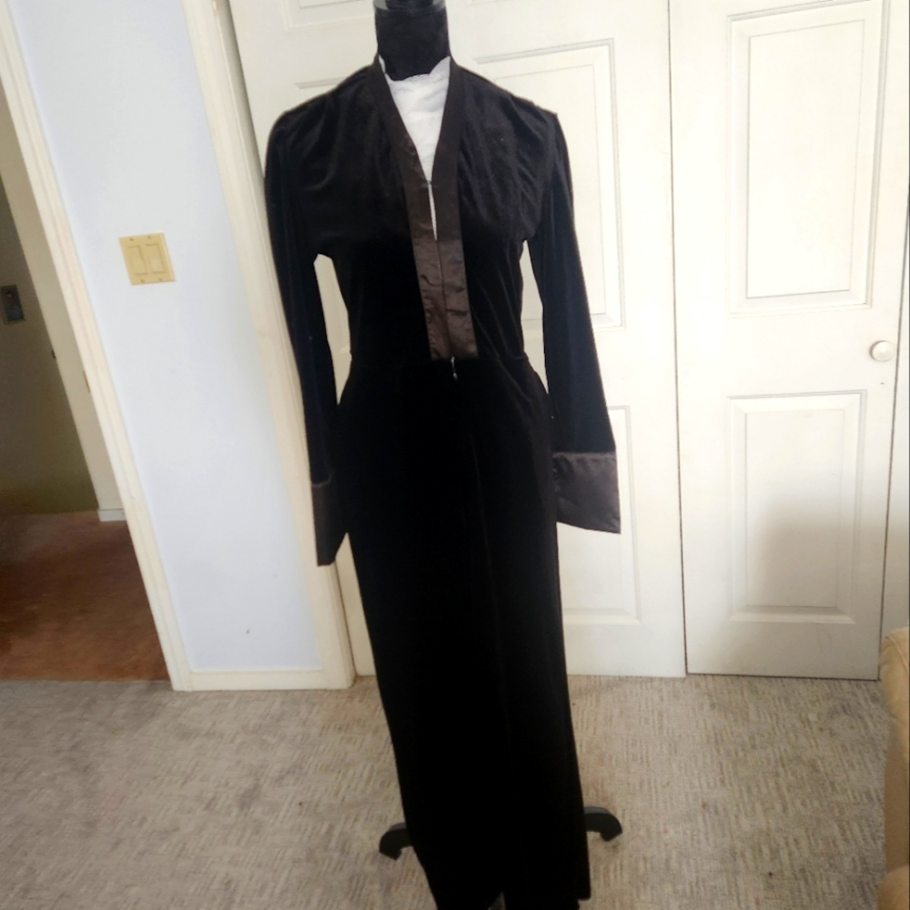 QINGPINZHIMO Long Sleeve Velvet and satin Jumpsuit. Size Large